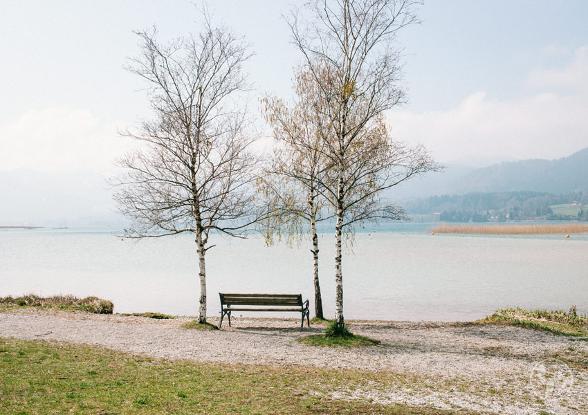 Bank mit Blick auf den Tegernsee in Gmund