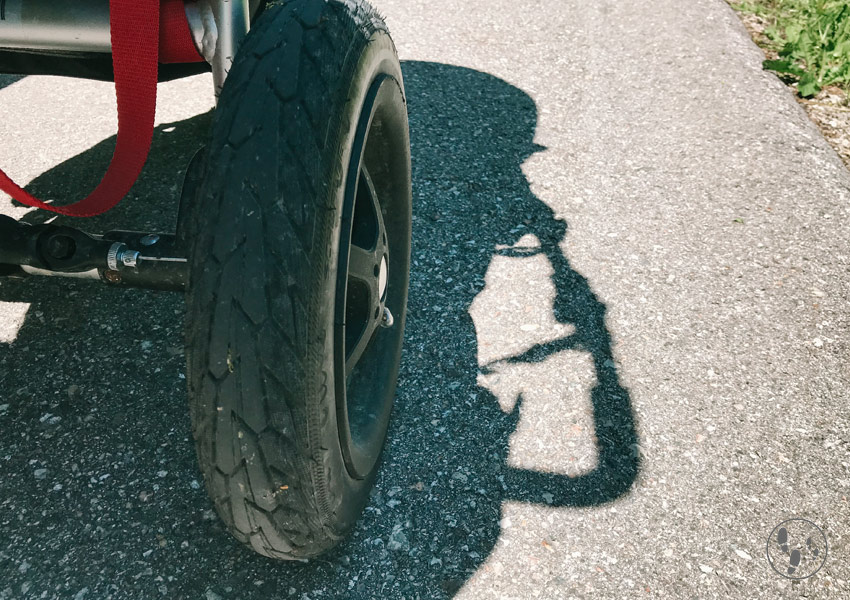 Kinderwagenrad auf Asphalt am Schliersee wandern mit Kinderwagen