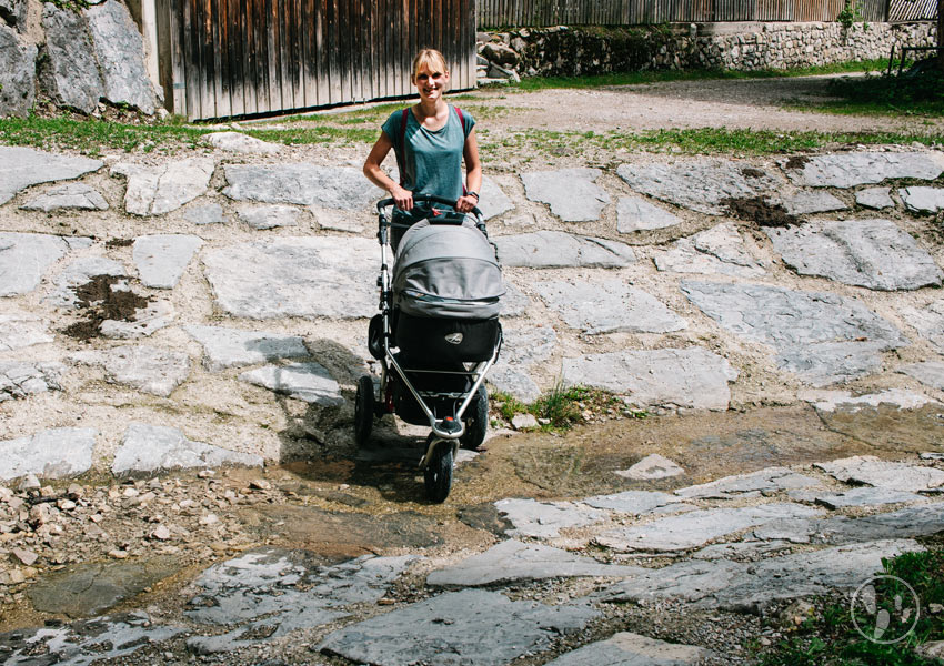 Mit Kinderwagen durch den Bach auf den Weg zur Hinteren Längentalalm