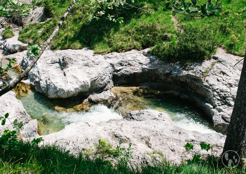 Badegumpen im Gebirgsfluss Hofbauernweissach bei Wildbad Kreuth in der Nähe der Siebenhütten