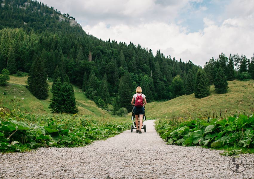 Mit Kinderwagen am Spitzingsee wandern