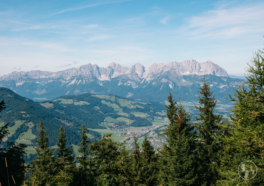 Aussicht auf den Wilden Kaiser bei der Kinderwagenwanderung in Kitzbühel