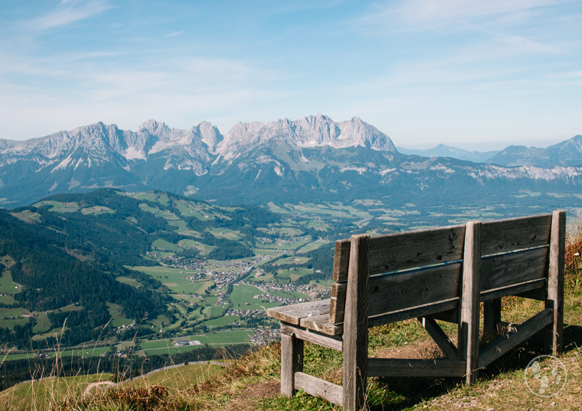 Kinderwagenwanderung in Kitzbühel: Bank mit Panoramablick