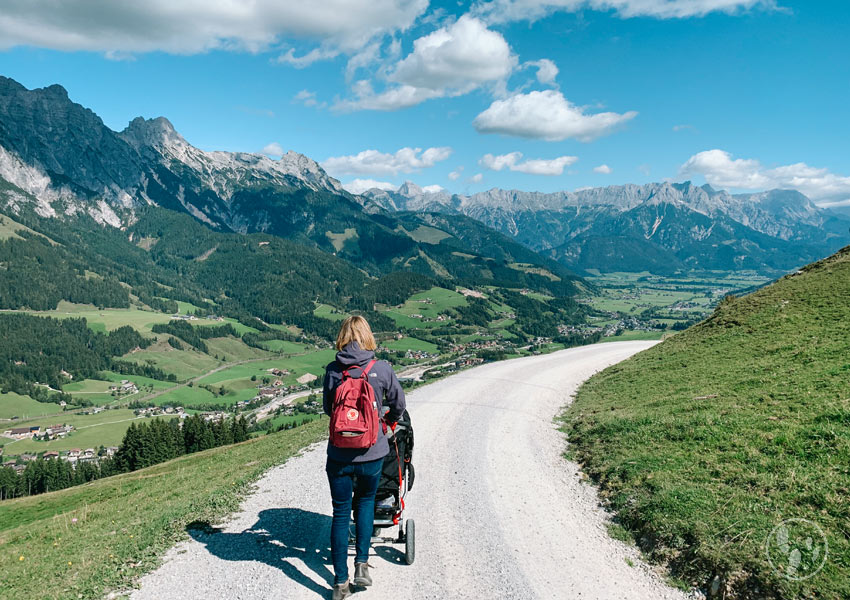 Wandern mit KInderwagen beim Urlaub mit Baby in Leogang