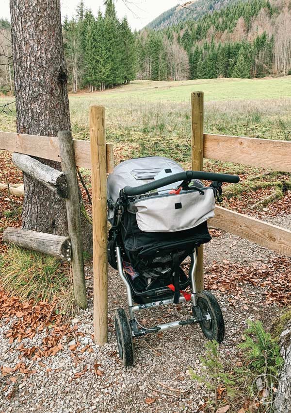 Kinderwagen in einem schmalen Gatter auf dem Weg zum Wasserfall in der Jachenau