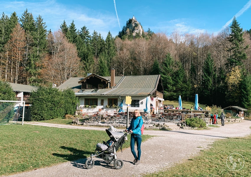 Mit Kinderwagen zum Berggasthaus Riederstein am Galaun. Im Hintergrund die Bergkapelle auf dem Riederstein.