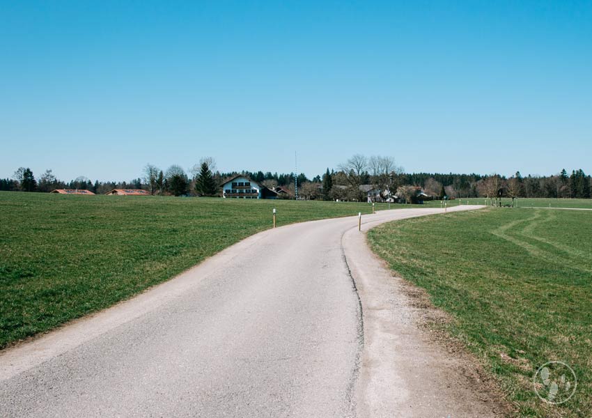 Straße nach Roggersdorf von Holzkirchen kommend auf der Wanderung zum Teufelsgraben Holzkirchen mit Kinderwagen