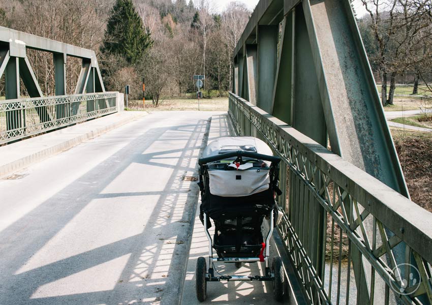 Kinderwagenwanderung im Mangfalltal, Brücke über die Mangfall bei Thalham