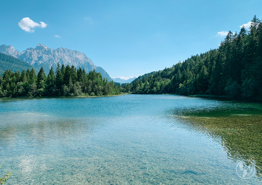 Isarsee mit Bergen im Hintergrund