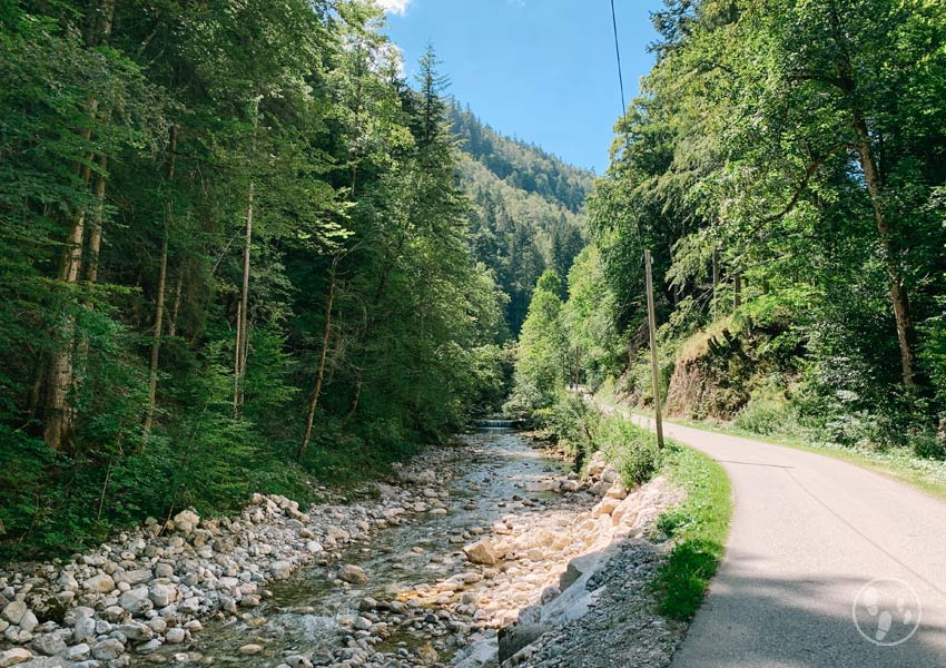 Weg zur Dandlalm mit Kinderwagen entlang der Urschlauer Achen