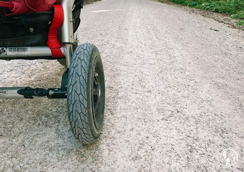 Rad des Kinderwagens auf dem Weg zur Dandlalm