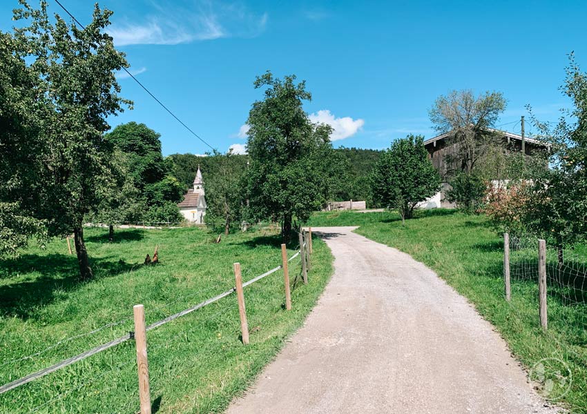 Weg durch Deisenried mit Kapelle