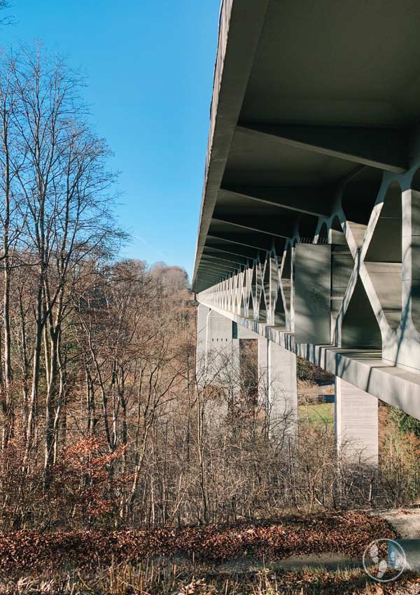 Wanderung zum Weyarner Lindl unter der Autobahnbrücke hindurch