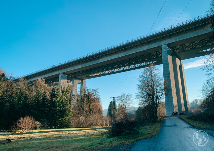 Autobahnbrücke über das Mangfalltal bei Weyarn