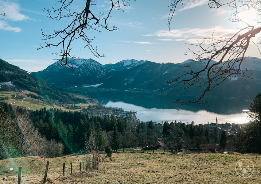 Blick auf den Schliersee bei der Wanderung zur Schliersbergalm mit Kinderwagen