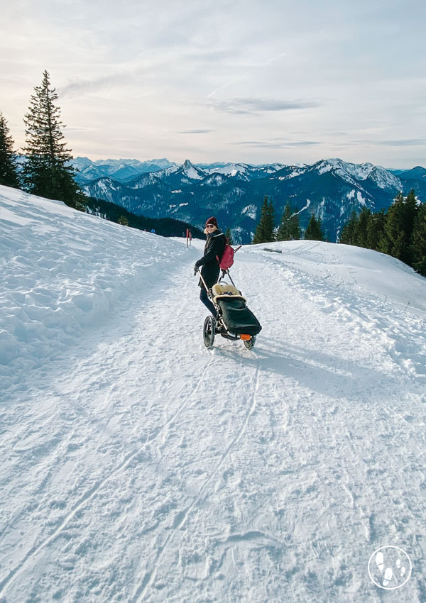 Mit dem Hike Kid unterwegs bei einer Wanderung mit Kinderwagen im Winter