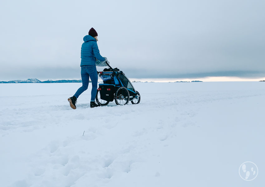 Auf einer Wanderung mit Kinderwagen im Winter