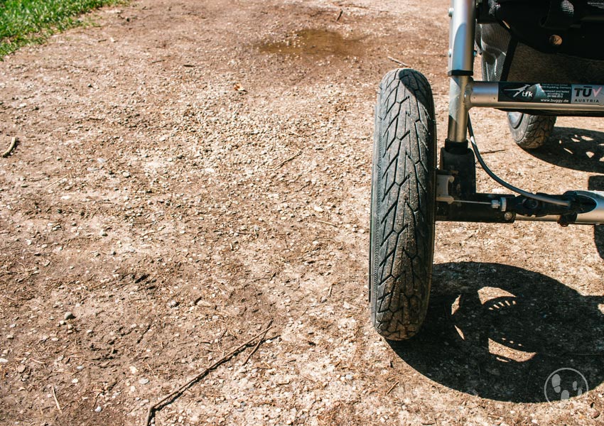 mit Kinderwagen um den Deininger Weiher