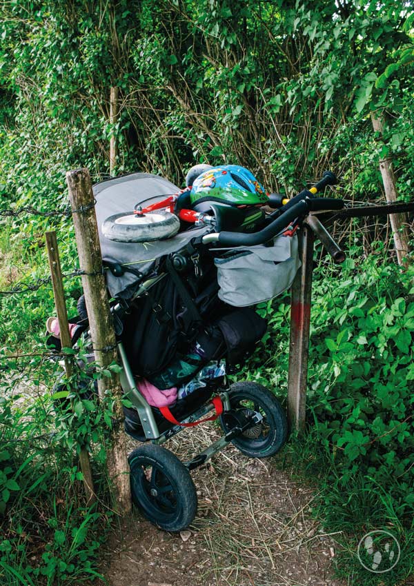 Durch ein Drehkreuz mit Kinderwagen