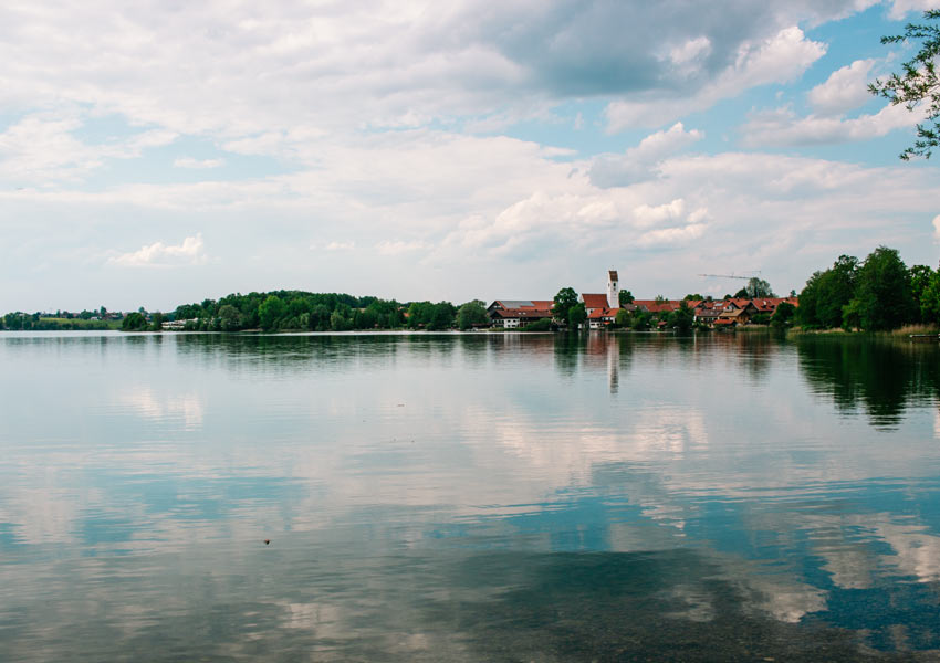 Rundwanderung Riegsee mit Kinderwagen: Blick zum Ort Riegsee