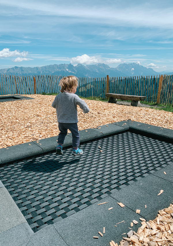 Trampolinspringen auf Leos Spielewanderweg