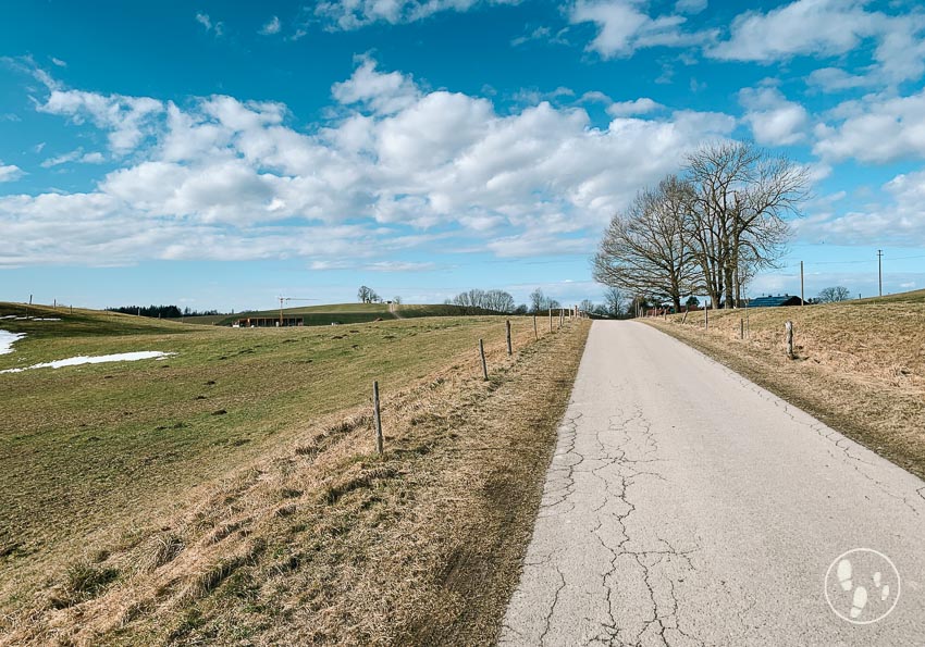 Blick auf die Maria Denk Kapelle von der Dorfstraße Degerndorf