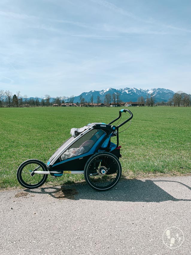 thule Kinderwagen mit Panorama der Benediktenwand bei der Rundwanderung durch die Gaißacher Filze mit Kinderwagen