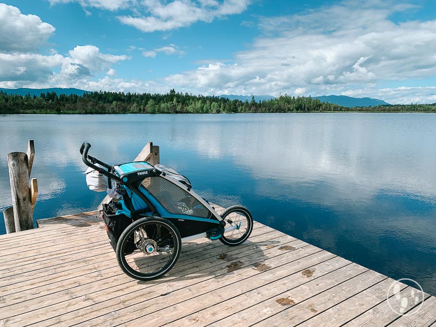 Kinderwagen auf dem Steg am Kirchsee