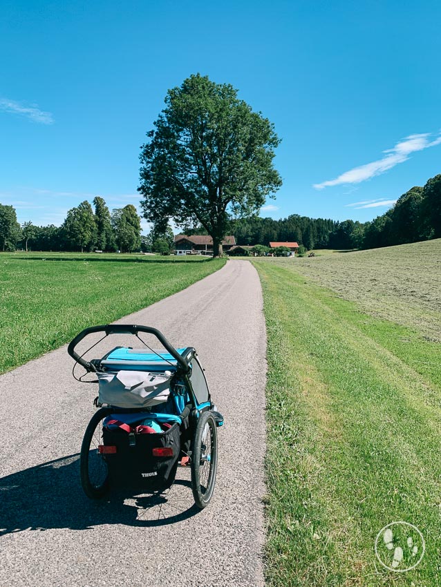 Wandern mit Kinderwagen bei Miesbach über die Wies